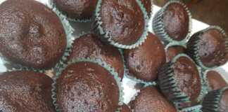 Αφράτα κεκάκια σοκολάτας σε πιατέλα, έτοιμα για σερβίρισμα