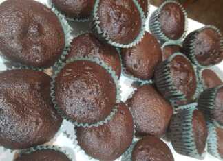 Αφράτα κεκάκια σοκολάτας σε πιατέλα, έτοιμα για σερβίρισμα