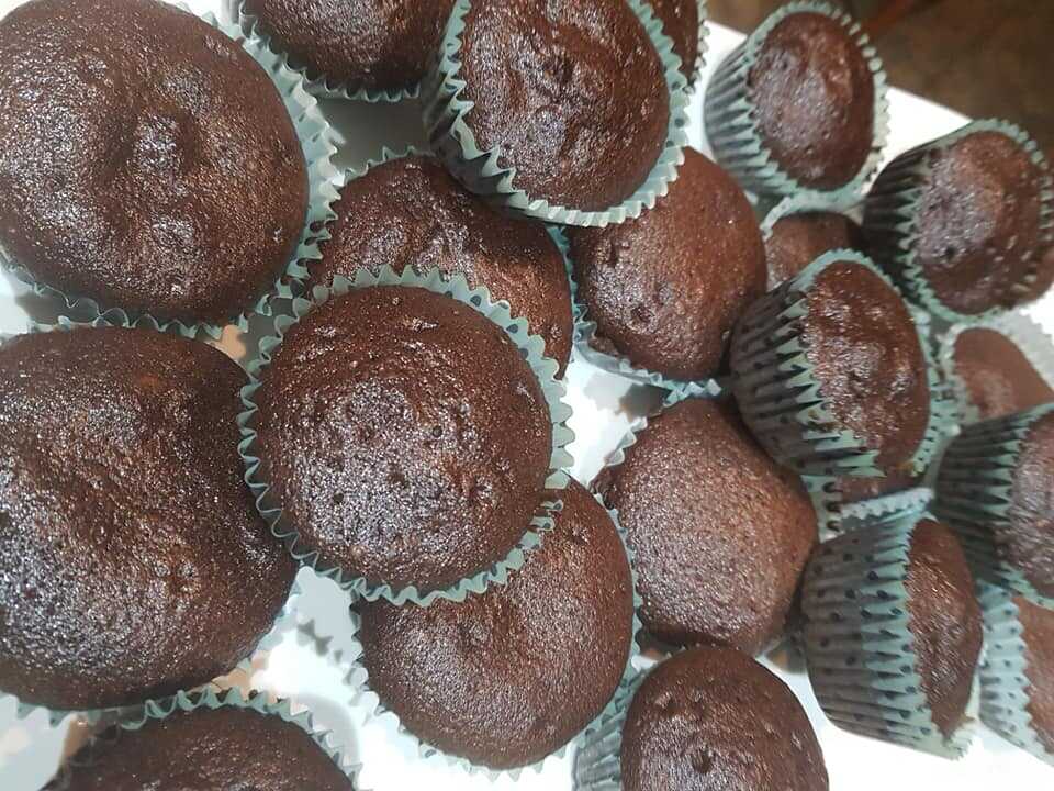 kekakiaSokolatas Αφράτα κεκάκια σοκολάτας σε πιατέλα, έτοιμα για σερβίρισμα