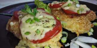 Φιλέτα κοτόπουλο με τραγανή κρούστα, ντομάτα, μοτσαρέλα