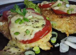 Φιλέτα κοτόπουλο με τραγανή κρούστα, ντομάτα, μοτσαρέλα