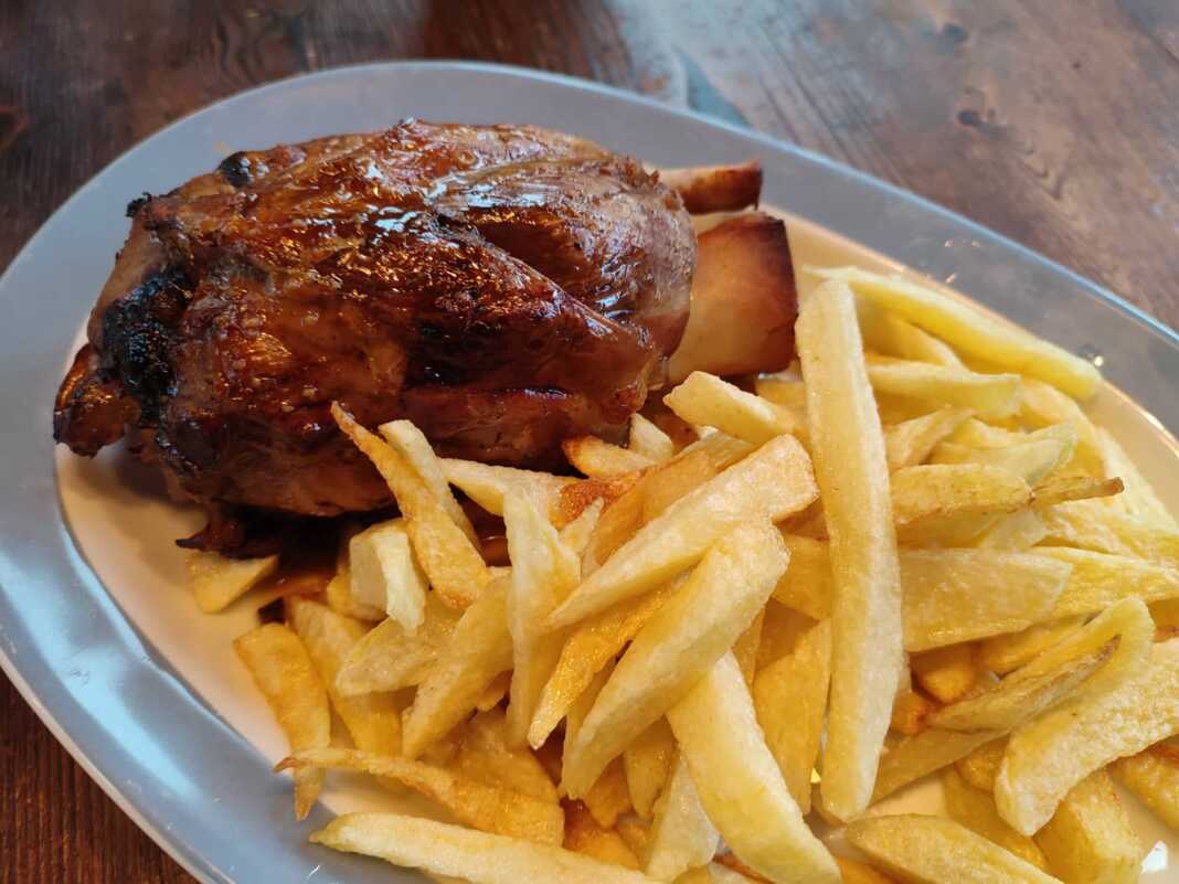 kotsiTiganitesPatates Χοιρινό Κότσι με τηγανιτές πατάτες