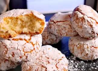 Κρακελέ Μπισκότα Αμαρέτι Λιώνουν στο Στόμα! Με 5 Υλικά μόνο Μπισκότα Amaretti με εμφανείς ρωγμές (κρακελέ), πασπαλισμένα με ζάχαρη άχνη και τοποθετημένα σε ταψί με λαδόκολλα.