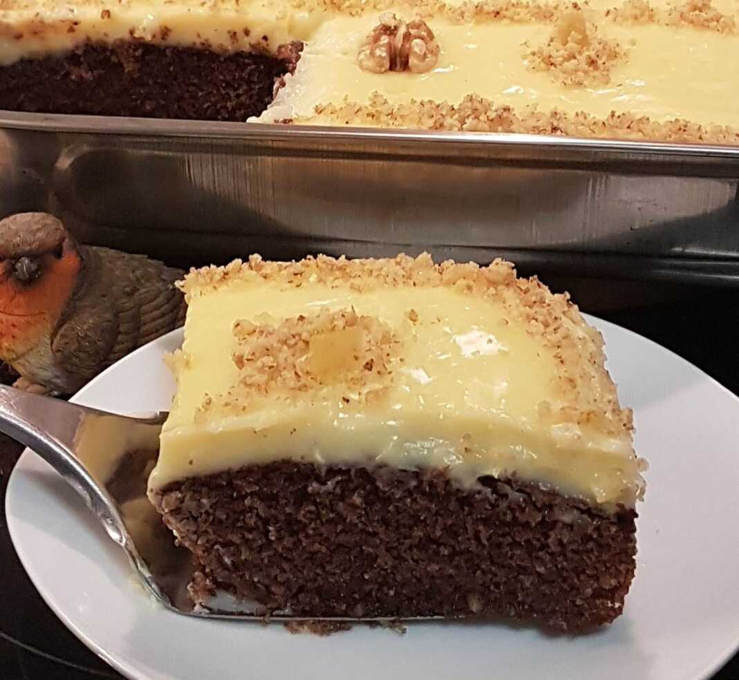 Μελαχρινή Καρυδόπιτα με κρέμα