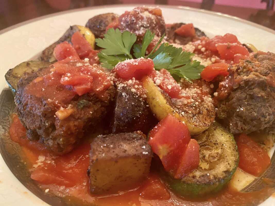 Κεφτεδάκια χωρίς κρέας πάνω από ψητά λαχανικά