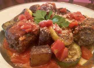 Κεφτεδάκια χωρίς κρέας πάνω από ψητά λαχανικά