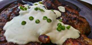 Μπριζόλες σε σάλτσα τυριού