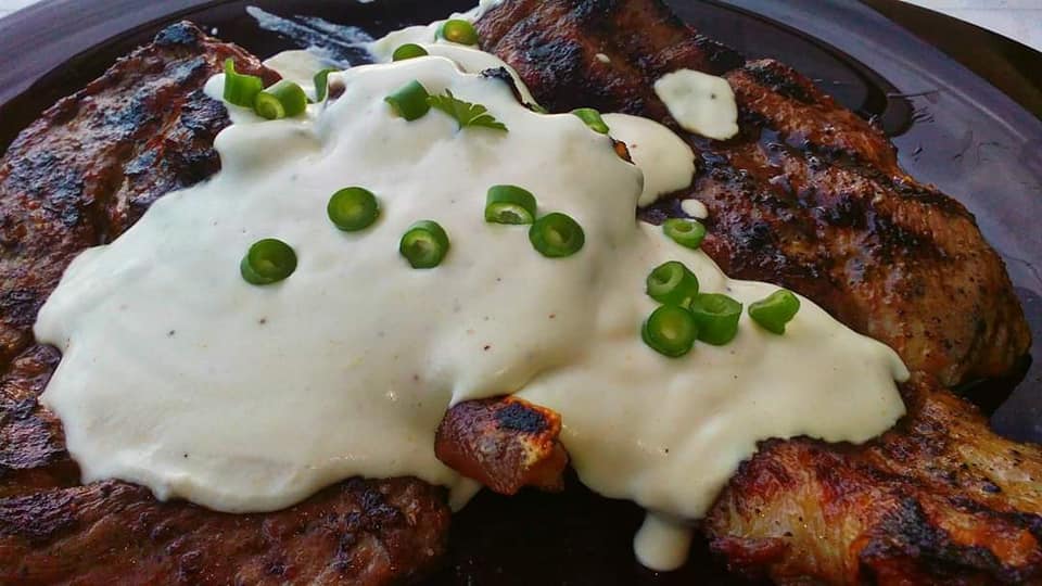 mprizolaSaltsaTiri Μπριζόλες σε σάλτσα τυριού