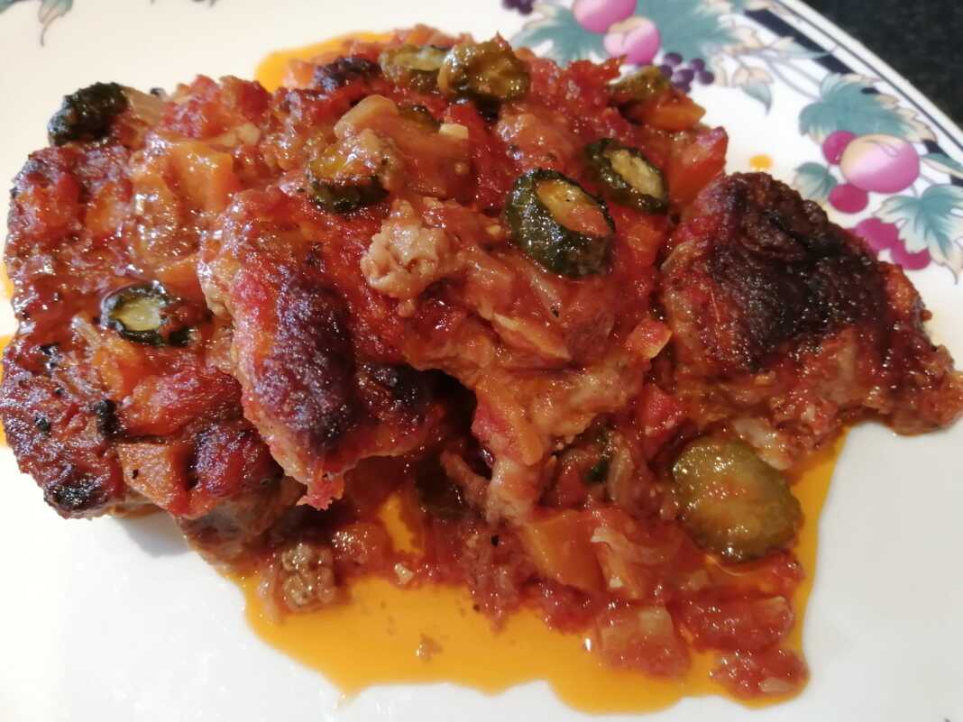 Οι χοιρινές μπριζόλες σε σάλτσα ντομάτας 