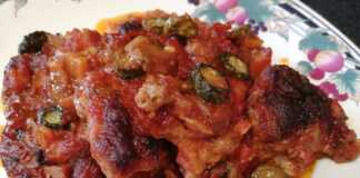 Οι χοιρινές μπριζόλες σε σάλτσα ντομάτας 