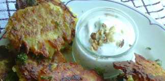 Δύο χρυσαφένιες, τραγανές πατατοτηγανίτες με τυρί στη μέση, σερβιρισμένες σε ένα πιάτο.