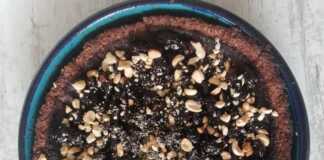 Σοκολατόπιτα τριμμένη με μαρμελάδα κεράσι!