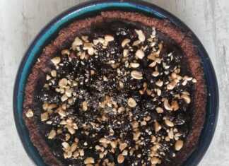 Σοκολατόπιτα τριμμένη με μαρμελάδα κεράσι!