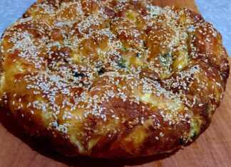 Σπανακοτυρόπιτα στο ταψί πασπαλισμένα με σουσάμι και ροδισμένα ομοιόμορφα με τραγανό φύλλο κρούστας