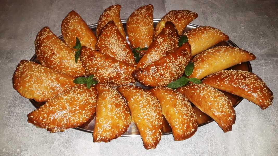 Τυροπιτάκια ζεστα με γέμιση φέτα και μπέικον