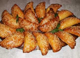 Τυροπιτάκια ζεστα με γέμιση φέτα και μπέικον