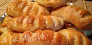 Τα ψημένα Αφράτα Τυροπιτάκια σε ταψί με χρυσαφένιο χρώμα.