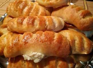 Τα ψημένα Αφράτα Τυροπιτάκια σε ταψί με χρυσαφένιο χρώμα.