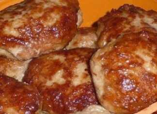 Ροδοκοκκινισμένα σπιτικά κεφτεδάκια μέσα στο τηγάνι με πλούσια υφή και ατμούς που αναδεικνύουν τη φρεσκάδα τους