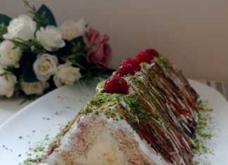 Μπισκότο κέικ πυραμίδας…ετοίμασα για την επέτειο του γάμου μας Μπισκότο κέικ σε σχήμα πυραμίδας διακοσμημένο με σοκολάτα, φιστίκι Αιγίνης και σμέουρα.