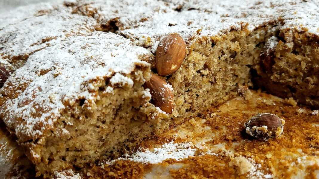 Μηλόπιτα με καρύδια και κανέλα