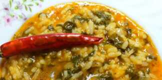 Κοντινό πλάνο στο Σπανακόρυζο με το σπανάκι και το ρύζ