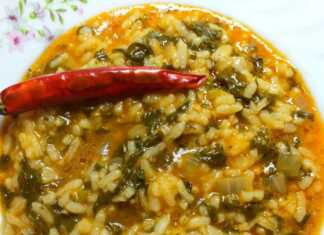 Κοντινό πλάνο στο Σπανακόρυζο με το σπανάκι και το ρύζ