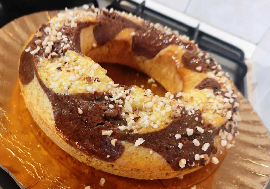 Ντόνατ Κεικ με πορτοκάλι, κακάο, μέλι και ψιλοκομμένα φουντούκια