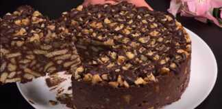 Σοκολατένιο γλυκό με μπισκότα και καρύδια, έτοιμο για σερβίρισμα.