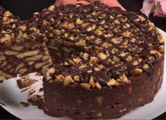 Σοκολατένιο γλυκό με μπισκότα και καρύδια, έτοιμο για σερβίρισμα.