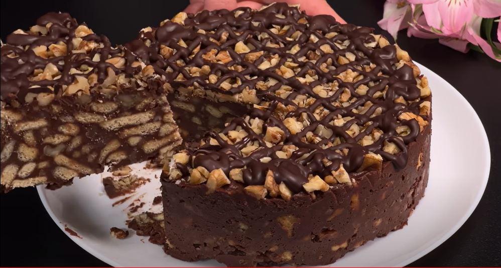 Mpikotogliko1 Σοκολατένιο γλυκό με μπισκότα και καρύδια, έτοιμο για σερβίρισμα.