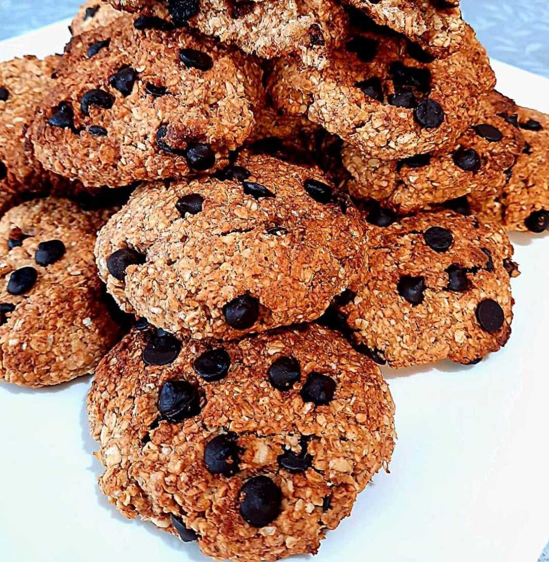 Μπισκότα βρώμης με μπανάνες και σταγόνες μαύρης σοκολάτας