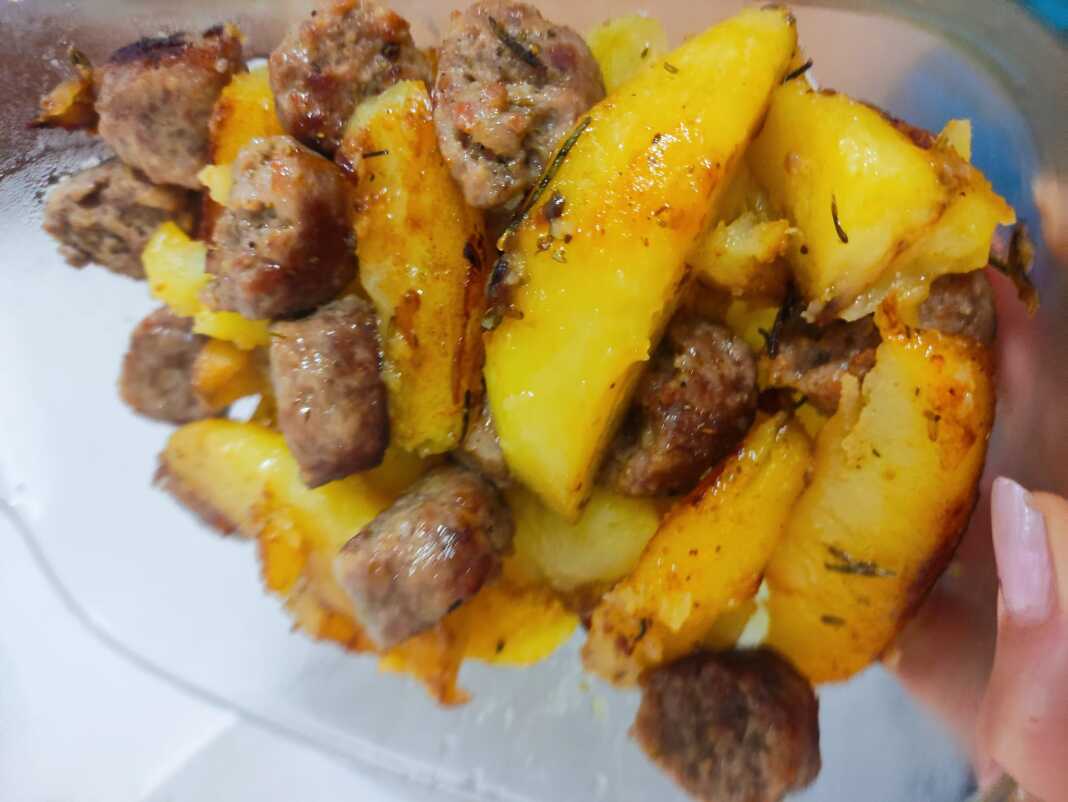 PatatesLoukanika Πατάτες και λουκάνικα