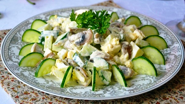 SalataMintariaAggouri0 Σαλάτα με μανιτάρια, αγγούρια και αυγά