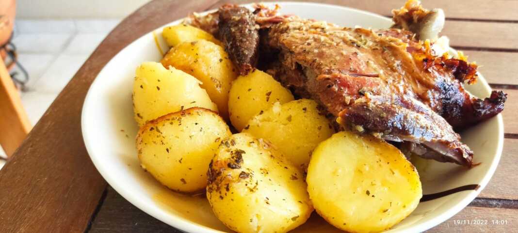 arnakiStofourno Παραδοσιακό Αρνακι στο φούρνο