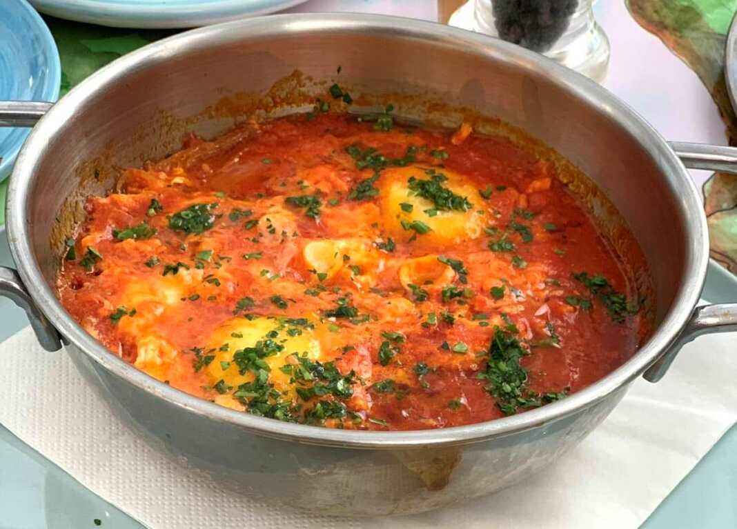 Aυγά ποσέ με κόκκινη σάλτσα