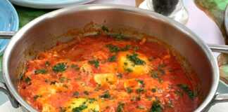 Aυγά ποσέ με κόκκινη σάλτσα