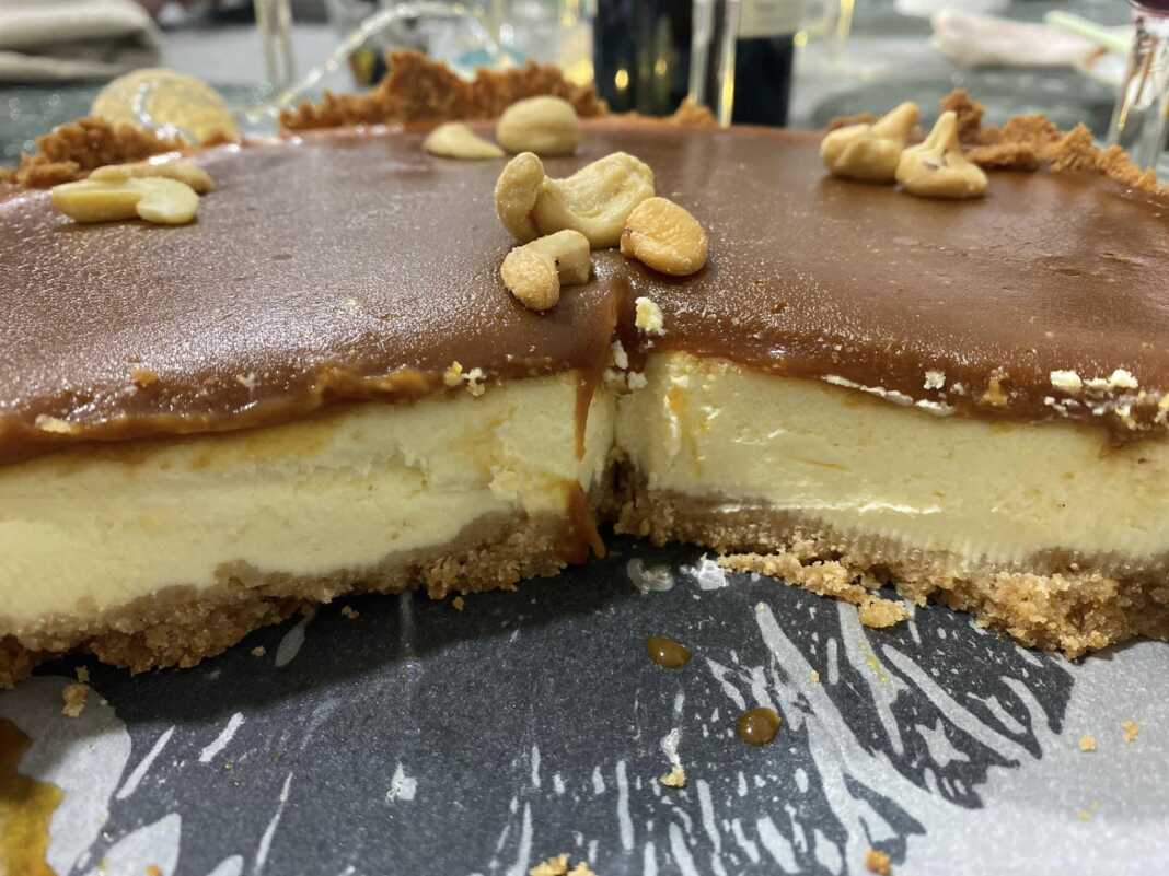 Cheesecake με γλάσσο καραμέλας και κάσιους