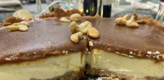 Cheesecake με γλάσσο καραμέλας και κάσιους