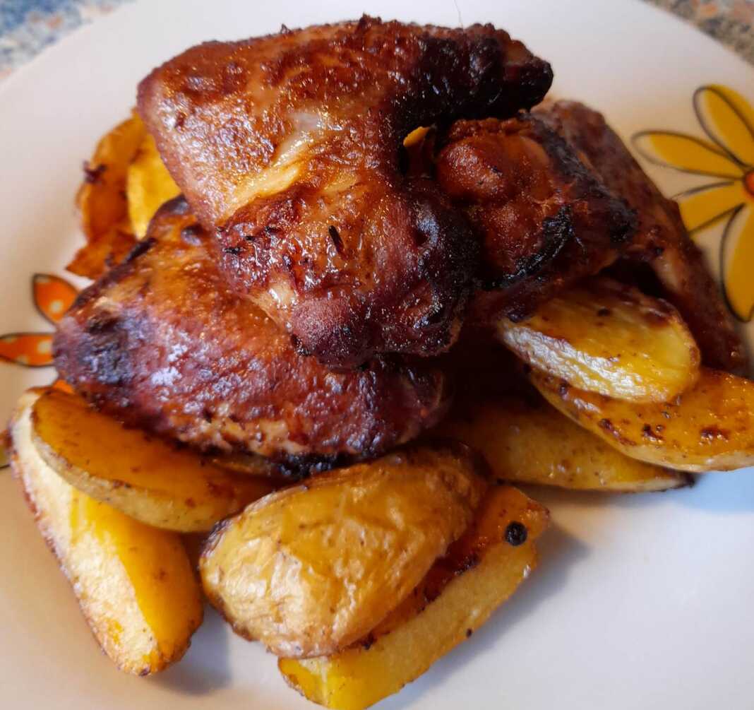 Φτερούγες κοτόπουλο με πατάτες στον φούρνο.