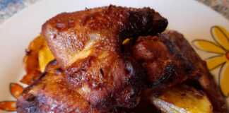 Φτερούγες κοτόπουλο με πατάτες στον φούρνο.