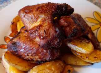 Φτερούγες κοτόπουλο με πατάτες στον φούρνο.