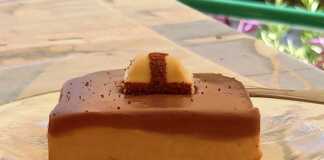 Τεμάχιο cheesecake με Kinder σοκολάτα, με στρώσεις μπισκότου, κρέμας και γκανάς, διακοσμημένο με Kinder Bueno.