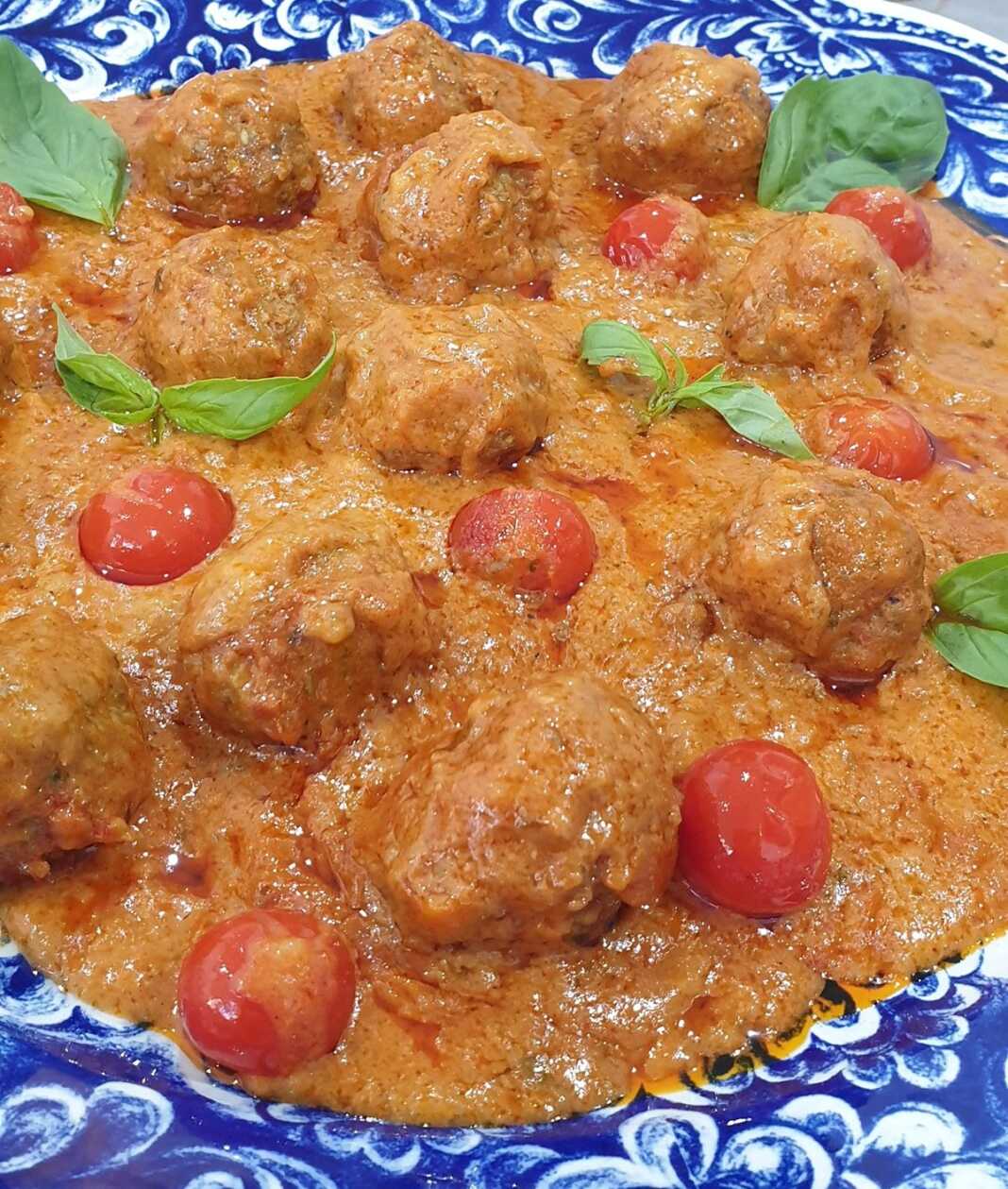 Κοκκινιστά κεφτεδάκια 