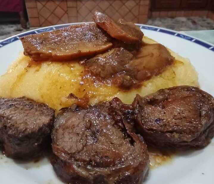 kokkinisto me manitaria Μοσχαράκι ρολό λεμονάτο με πολέντα