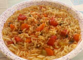 Αχνιστή μανέστρα κολοπίμπιρι σε βαθύ πιάτο, γαρνιρισμένη με φρέσκο σέλινο και κόκκινο πιπέρι