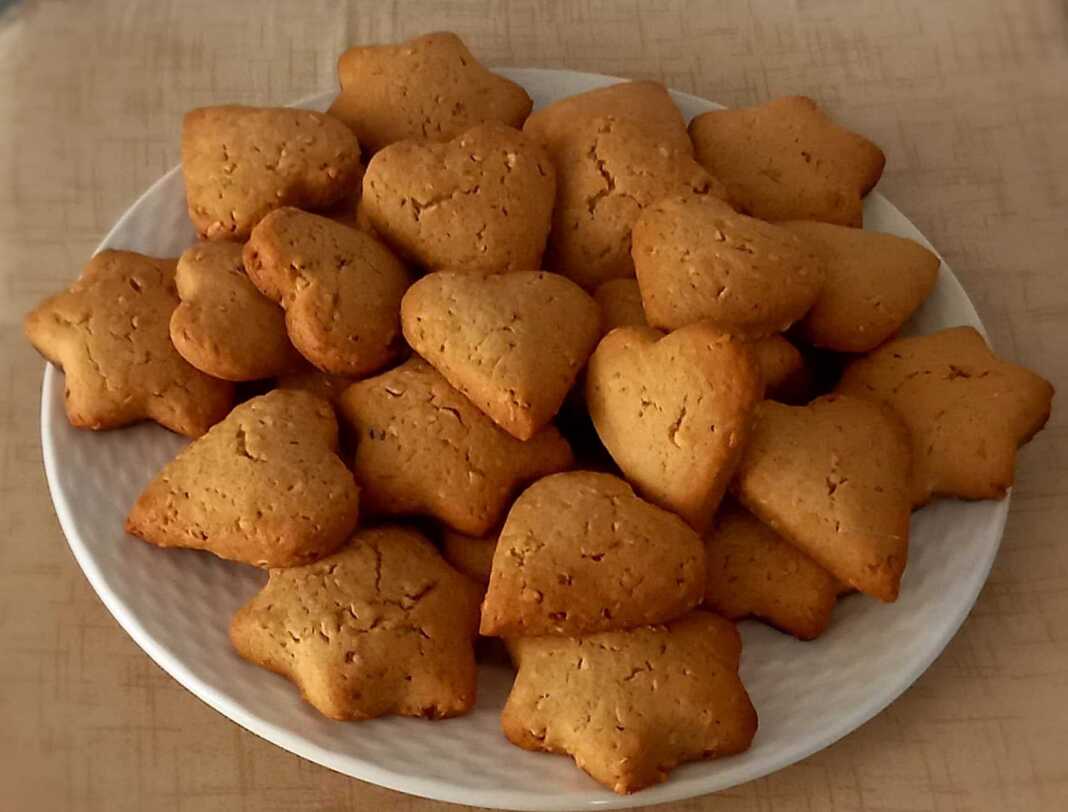 Πιατέλα με χρυσαφένια, αφράτα κουλουράκια με εμφανή κομματάκια φουντουκιού.