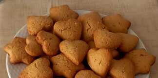 Πιατέλα με χρυσαφένια, αφράτα κουλουράκια με εμφανή κομματάκια φουντουκιού.