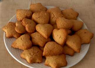 Πιατέλα με χρυσαφένια, αφράτα κουλουράκια με εμφανή κομματάκια φουντουκιού.