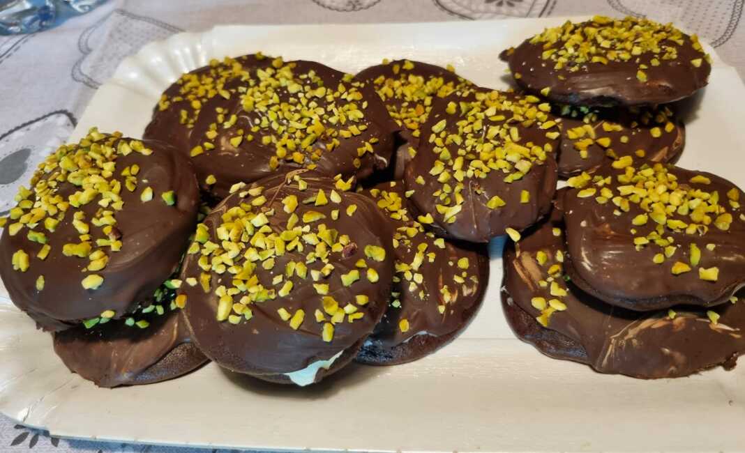 Μαλακά μπισκότα κακάο με γλάσο μαύρης σοκολάτας και κόκκους φιστικιού αιγίνης